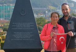 Türk çift, Türk bayrağını Kore Birleşmiş Milletler Anıt Mezarlığı'na teslim etti