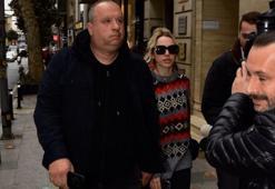 Hadise korumasıyla doktora gitti! Ameliyat olacak mı?
