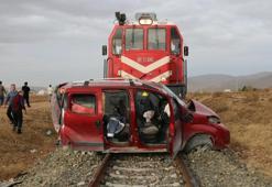 Afyonkarahisar'da tren, hafif ticari araca çarptı: 1 ölü
