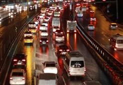 İstanbul’da sağanak yağış hayatı olumsuz etkiledi
