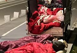Evlerine giremeyen vatandaşlar dışarıda sabahladı