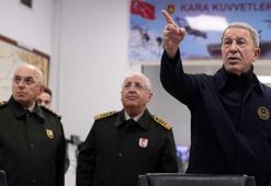 Bakan Akar ve TSK komuta kademesi, Kara Kuvvetleri Harekat Merkezi’nde