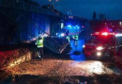 Bariyerlere çarpan otomobil, duvardan düştü: 2 ölü, 3 yaralı