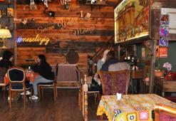 İl il gezerek topladığı eski eşyalarla dizayn ettiği kafe, nostalji tutkunlarını cezbediyor