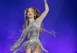 Rita Ora transparan elbisesiyle dikkat çekti!