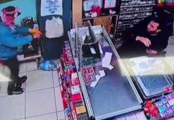 Şapkasına atkı, yüzüne de eşarp sarıp silahlı soygun yapmaya kalktı