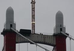 1915 Çanakkale Köprüsü kulelerine Seyit Onbaşı'nın sırtlayarak kaldırdığı 4 top mermisi figürü yerleştirildi