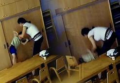 Oyuncak bebeğin ellerini kurdele ile arkadan bağladı, annesi şüphelenince ortaya çıktı!