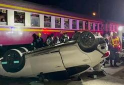 Tayland'da bariyerleri aşmaya çalışan araca tren çarptı: 3 ölü, 1 yaralı