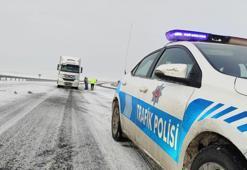 Kars'ta TIR'lar, buzlanma nedeniyle yolda kaldı