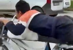 Motosikleti yüzüstü yatarak kullanan gencin görüntüleri tepki çekti
