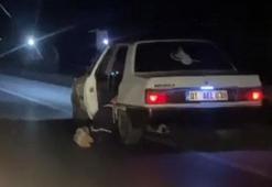 Otomobilin açık arka kapısından sürüklenen kişi yürekleri ağza getirdi