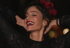Berrak Tüzünataç derin yırtmaçlı elbisesiyle dikkat çekti! "Bebeleri pistten alalım"