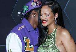 Rihanna herkesin merakını giderdi! Bebeğinin yüzünü gösterdi