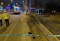 Hafif ticari araç kaldırımda yürüyen yayalara çarptı; 2 ölü, 1 yaralı