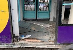 Kabataş'ta tramvay raydan çıktı: 4 yaralı
