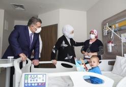 Emine Erdoğan'dan kanser hastası çocuklara moral ziyareti