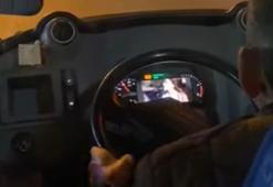 Halk otobüsü şoförü, seyir halindeyken izlediği videoyu gören yolcular isyan etti