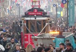 Yeni yıla saatler kala İstiklal Caddesi ve Taksim'e akın ettiler