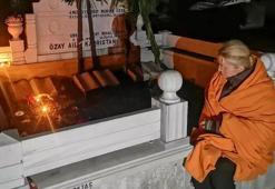 Tuğba Özay sabaha kadar babasının mezarı başından ayrılmadı