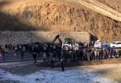 Siirt'te buzlanan yolda minibüs ters döndü: 6'sı ağır 12 yaralı