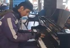 Piyano çalan kurye kimdir? Mozart'ın Türk Marşını çaldı, izleyenler mest oldu!