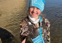 Küçük kız, sahilde Megalodon köpekbalığının dişini buldu