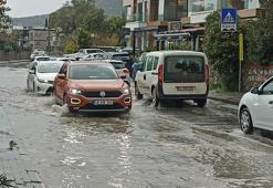 Bodrum'da sağanak! Mazgallar ve rögar taştı, yollar göle döndü
