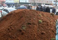 Sultanbeyli'de kiracısını çıkaramayınca dükkan önüne toprak döktürdü