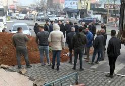 Sultanbeyli'de iş yeri sahibi kiracısını çıkaramayınca dükkan önüne toprak döktürdü