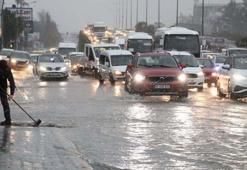 Sağanak yağış ve fırtına Antalya'da hayatı durma noktasına getirdi! Narenciye bahçelerini su bastı yollar kapandı