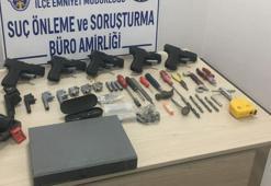 Sigara ihbarına gidilen otelde, 5 tabanca ve silah parçalarıyla yakalandı