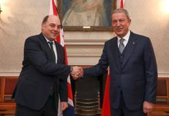 Bakanı Akar, İngiltere Savunma Bakanı Wallace ile görüştü