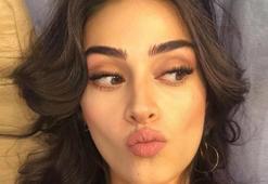 Esra Bilgiç sırt dekoltesiyle sosyal medyayı salladı!