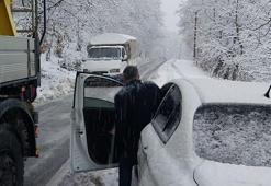 İzmir'de kar yağışı başladı! Araçlar yolda kaldı