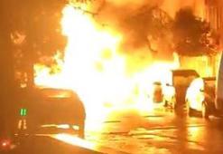 Zeytinburnu'nda sokakta doğal gaz kaynaklı patlama, yol çöktü, 4 araç yandı