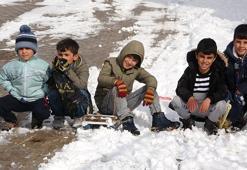 Çocukların kar keyfi! Poşet ve kızaklarla kaydılar