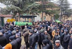 86 yaşındaki emekli askerin öldürdüğü eşi ve oğlu birlikte toprağa verildi