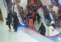 Çocuğun parmakları koptu! Yürüyen merdiven dehşetinde görüntüler ortaya çıktı