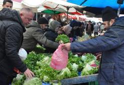 'EYT'den emekli oldum' deyip pazarda indirim yaptı: Ne alırsan 5 lira