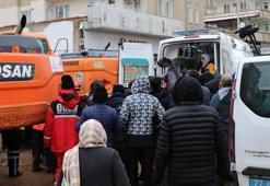 16 yaşındaki kız 29 saat sonra enkazdan sağ çıkarıldı