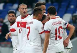 Yıldız futbolculardan depremzedelere yardım!