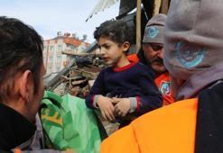 Kahramanmaraş’ta 32 saat sonra gelen mutluluk: Kardeşinin ardından o da kurtarıldı