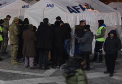 Malatya'da depremzedeler toplanma merkezi ve çadırlarda barınıyor