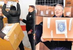 Başkanlar koli taşıyor futbolcular tırlara yüklüyor