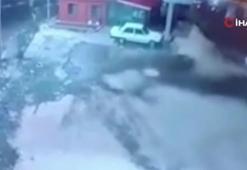 Deprem anı kamerada: Araçlar beşik gibi sallandı