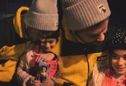 Hatay'da içleri ısıtan görüntü! Sinan Akçıl depremzede Duru ile düet yaptı