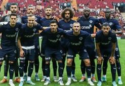 'Otel terliklerini giyip kırık camların üzerinden geçtim'