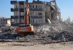 Depremde yıkılan binadan deniz kumu ve dere taşı çıktı