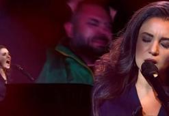 Karsu Hollanda'daki yardım gecesinde söylediği şarkıyla herkesi ağlattı!